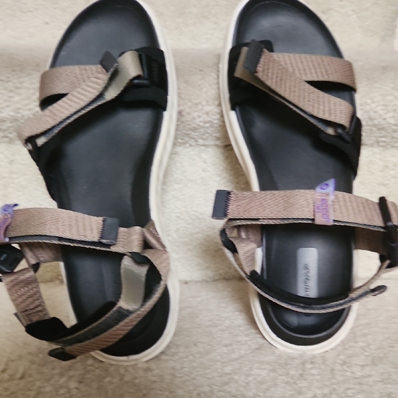 Stylish Women's Sandals in Black and Tan - Picture 1 of 4